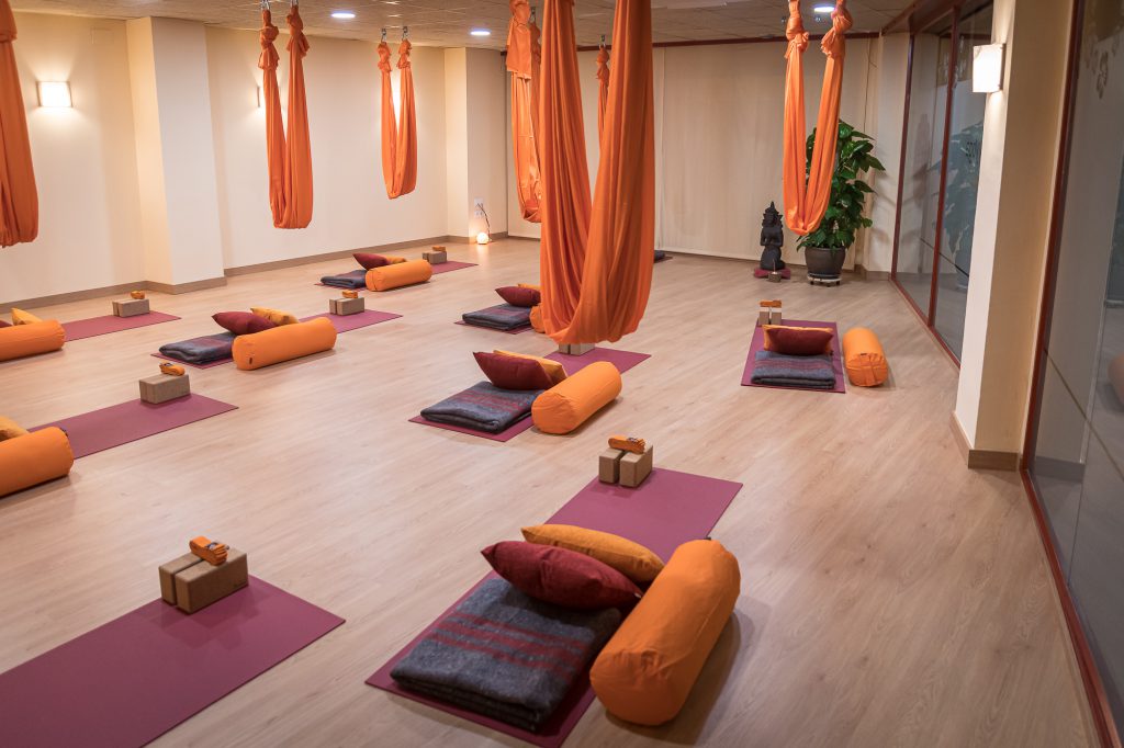 escola ioga centre yoga girona formació professors classes