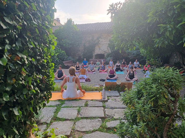 happy-yoga-girona-ioga-fresca-jardi-angel-1