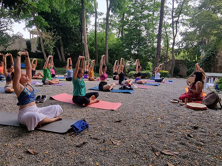 happy-yoga-girona-ioga-fresca-jardins-alemanys-1