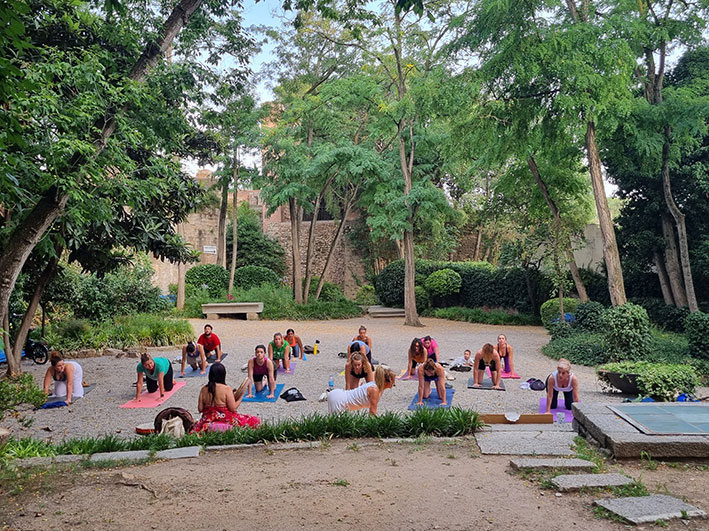 happy-yoga-girona-ioga-fresca-jardins-alemanys-2